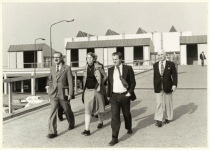 Bezoek van amtenaren aan de huisvuilinstallatie. V.l.n.r. P. van Leuvesteyn, Mevrouw Niemeyer, de heer Van Gestel en ing. Fuykschot. NL-HlmNHA 54005129