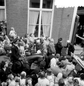 Bezoek koningin Juliana aan een sociëteit voor ouden van dagen in de Jordaan, Bestanddeelnr 905-9522