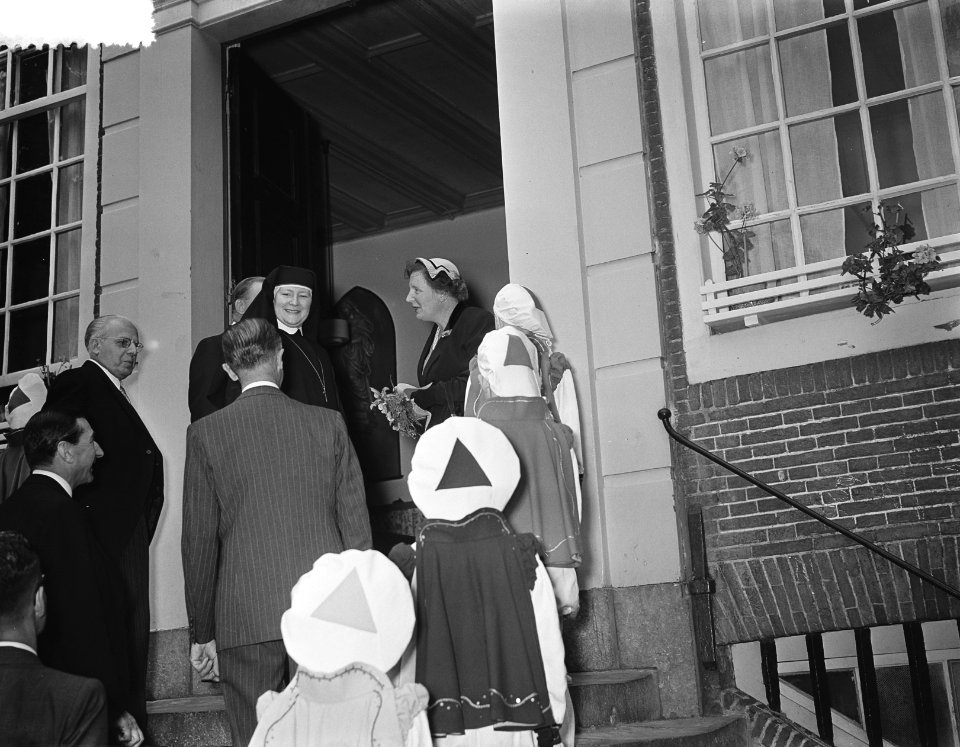 Bezoek koningin Juliana aan het Rooms Katholiek Weeshuis in de Jordaan, Bestanddeelnr 905-9454