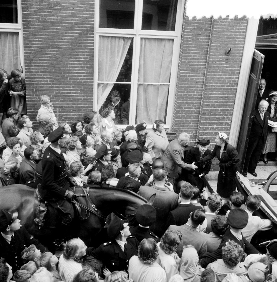 Bezoek koningin Juliana aan een sociëteit voor ouden van dagen in de Jordaan, Bestanddeelnr 905-9523