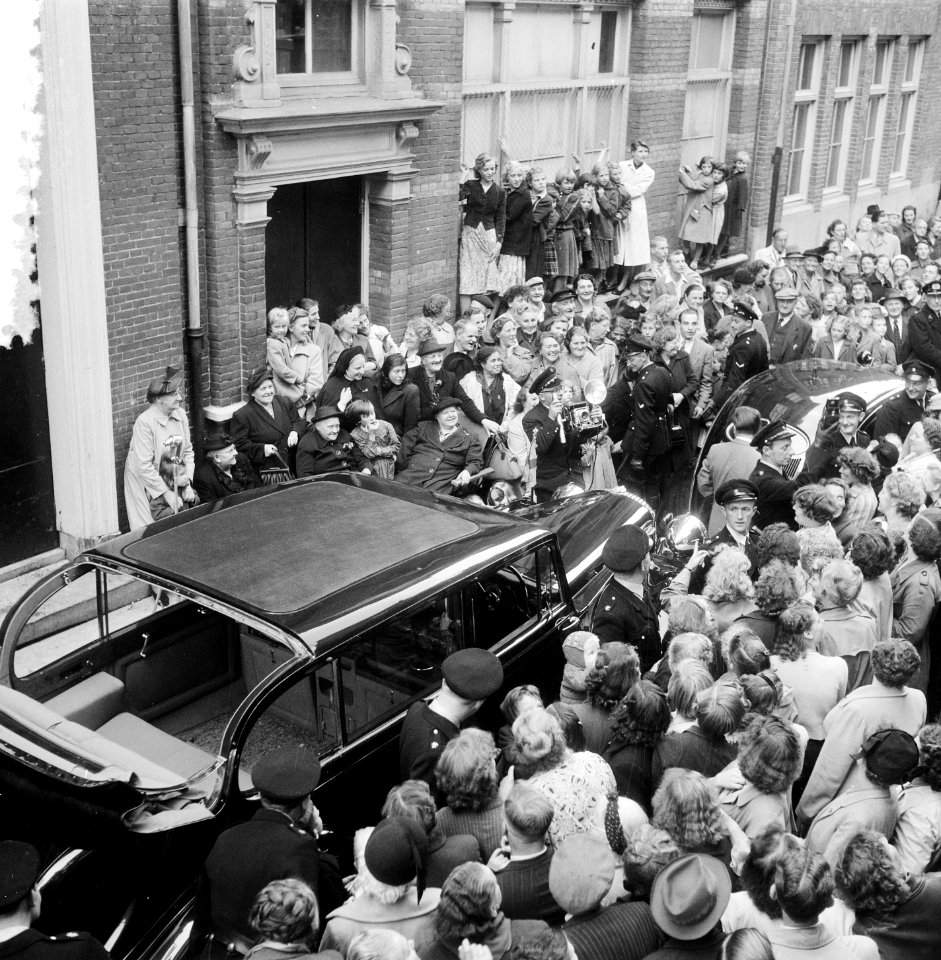 Bezoek koningin Juliana aan een sociëteit voor ouden van dagen in de Jordaan, Bestanddeelnr 905-9525