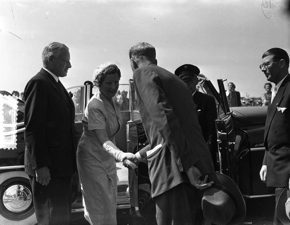 Bezoek koningin Juliana aan kop Overijssel. Aankomst grens Wanneperveen, Bestanddeelnr 905-8163