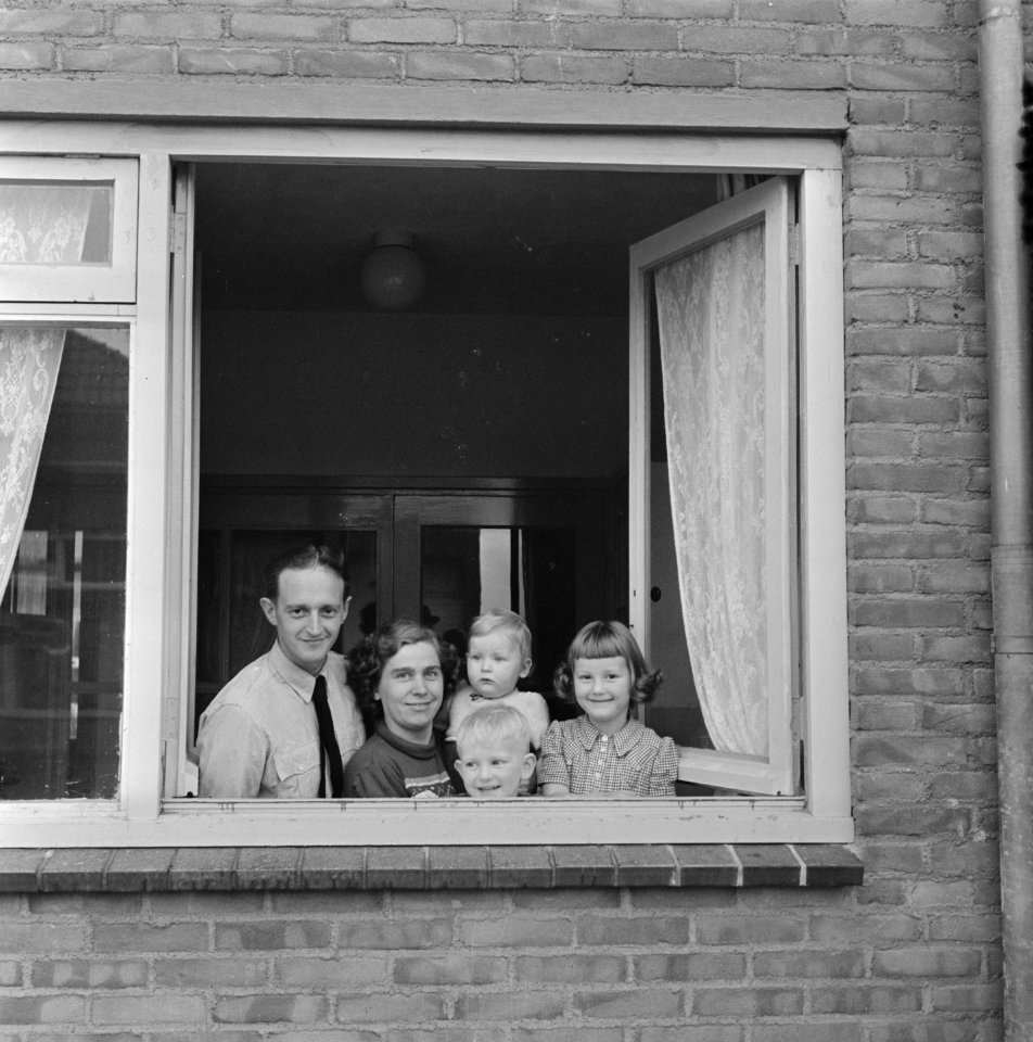Bezoek koningin Juliana aan plan Slotermeer. Gezin bekijkt het schoonmaken van d, Bestanddeelnr 905-3465