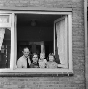 Bezoek koningin Juliana aan plan Slotermeer. Gezin bekijkt het schoonmaken van d, Bestanddeelnr 905-3465