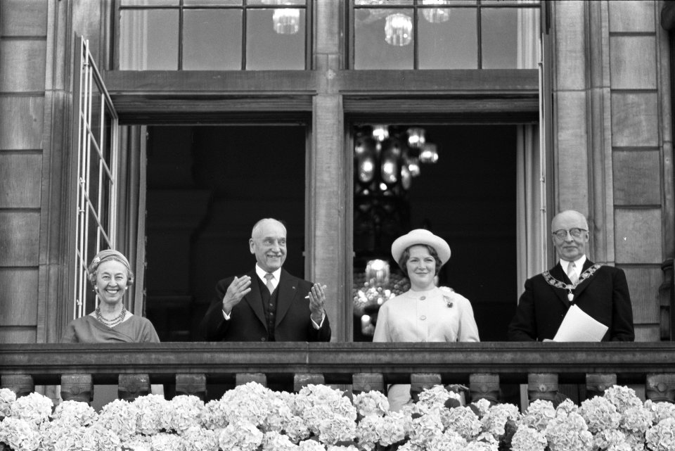 Bezoek President Scharf aan Rotterdam. De hoge gasten op het balkon van het stad, Bestanddeelnr 912-4887