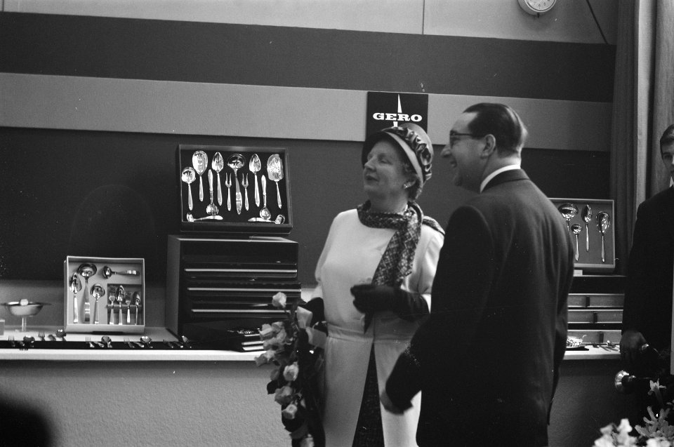 Bezoek Koningin Juliana Zeist en omgeving Koningin Juliana in de Gerofabriek, Bestanddeelnr 912-5510
