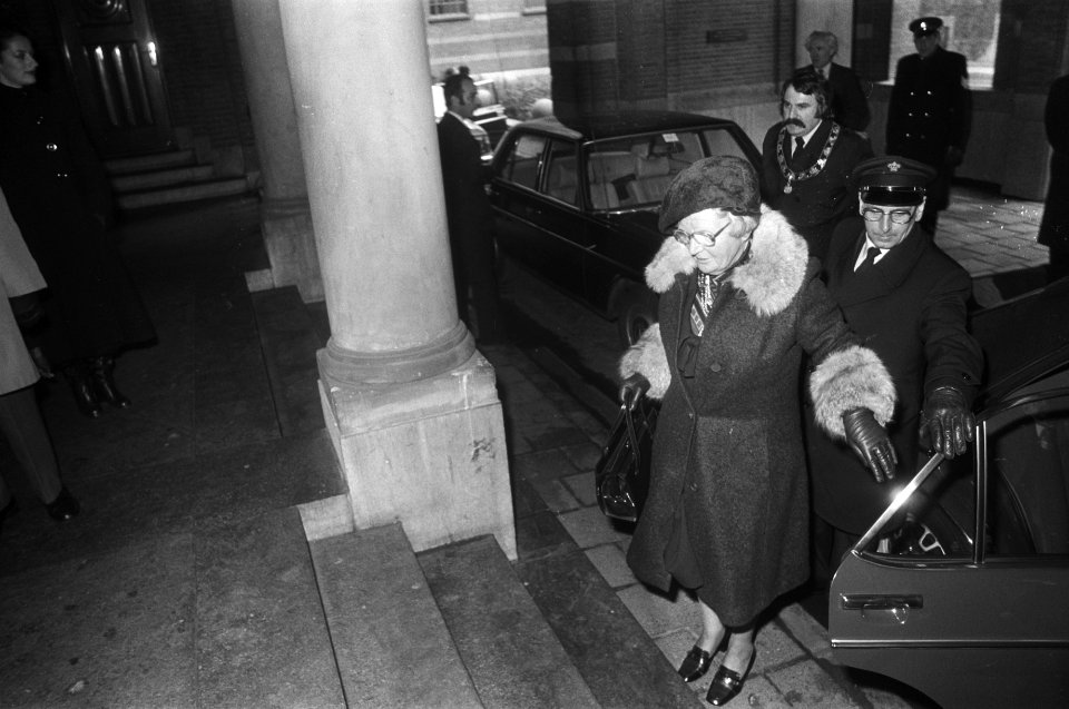Bezoek Koningin Juliana aan Rotterdam aanbieding tinnen voorwerp aan Hare Majes, Bestanddeelnr 928-4612