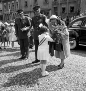 Bezoek Koninklijk Paar aan Luxemburg. Dudelange. Meisje biedt bloemen aan, Bestanddeelnr 904-6388