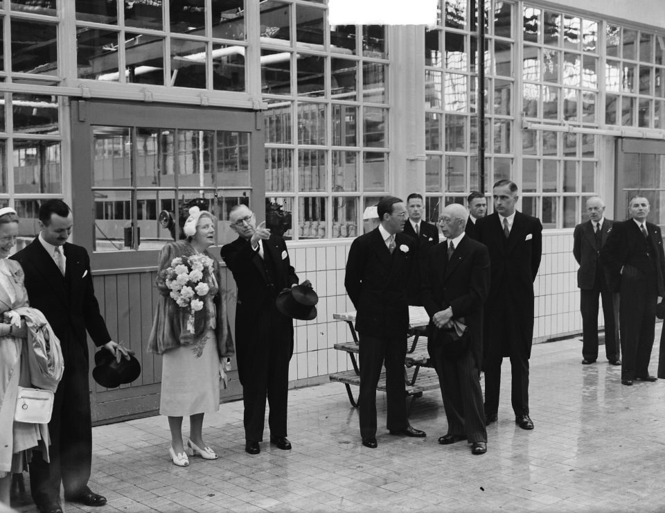 Bezoek koningin Juliana en prins Bernhard aan Gelderland. BezoekTiel jamfabriek, Bestanddeelnr 904-0699