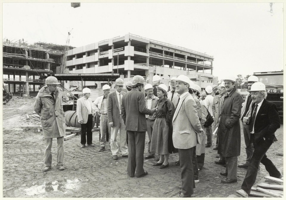 Bezoek van de raadsleden bij de bouw van E.K.P. ( P.T.T. Expeditie Knooppunt). NL-HlmNHA 54025764 01