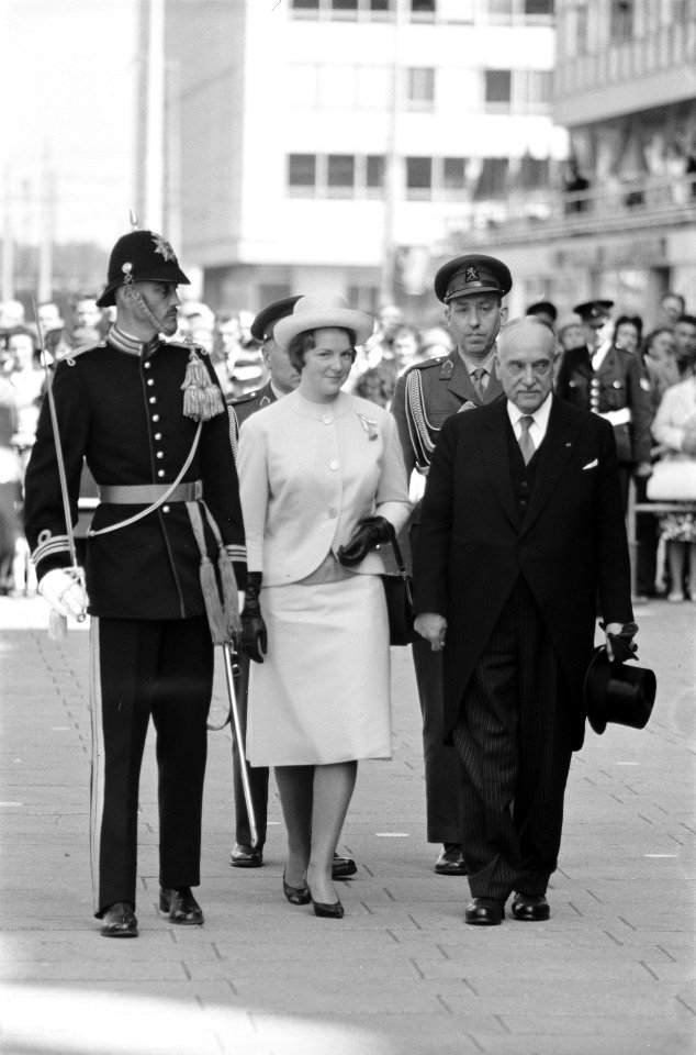 Bezoek President Scharf aan Rotterdam Prinses Irene en Scharf inspecteren erewa, Bestanddeelnr 912-4885