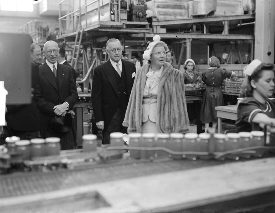 Bezoek koningin Juliana en prins Bernhard aan Gelderland. BezoekTiel jamfabriek, Bestanddeelnr 904-0701