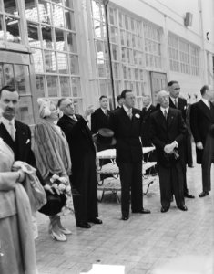 Bezoek koningin Juliana en prins Bernhard aan Gelderland. Bezoek Tiel jamfabrie, Bestanddeelnr 904-0696