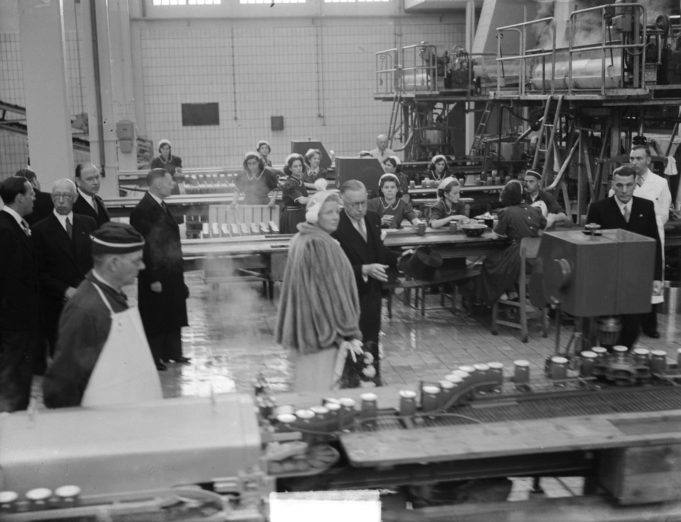 Bezoek koningin Juliana en prins Bernhard aan Gelderland. BezoekTiel jamfabriek, Bestanddeelnr 904-0702