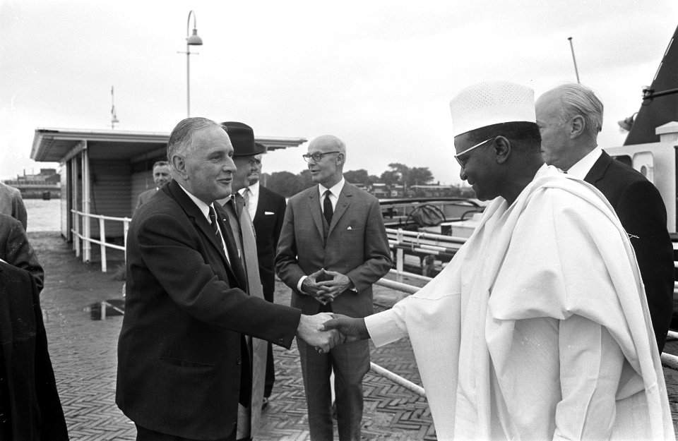 Bezoek President van Niger, rechts Z.E. Diori Hamani naast hem Minister van Tran, Bestanddeelnr 921-7431