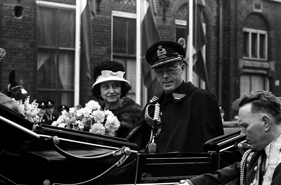 Bezoek President van Mexico President Lopez de rijtuigen, op het Rijswijkseplein, Bestanddeelnr 915-0028