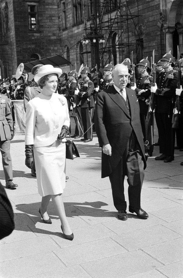 Bezoek President Scharf aan Rotterdam Prinses Irene en Scharf inspecteren erewa, Bestanddeelnr 912-4886