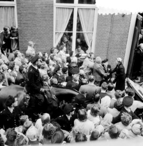 Bezoek koningin Juliana aan een sociëteit voor ouden van dagen in de Jordaan, Bestanddeelnr 905-9527