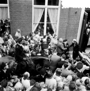 Bezoek koningin Juliana aan een sociëteit voor ouden van dagen in de Jordaan, Bestanddeelnr 905-9526