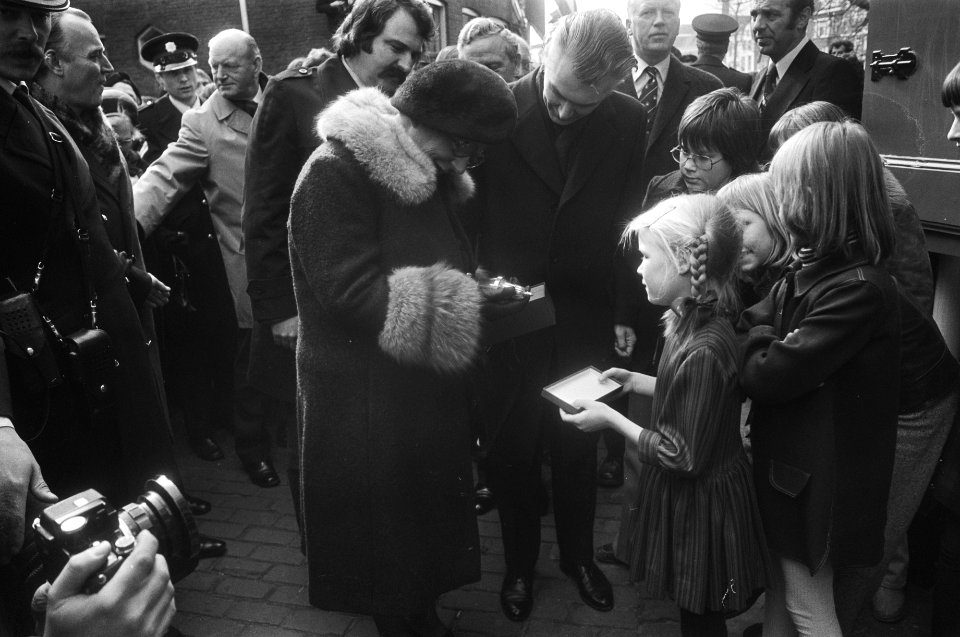 Bezoek Koningin Juliana aan Rotterdam aanbieding tinnen voorwerp aan Hare Majes, Bestanddeelnr 928-4609