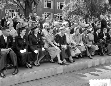 Bezoek Prinses Beatrix aan Amsterdam. Bezoek aan de jeugd op de Sintelbaan, Bestanddeelnr 907-8571