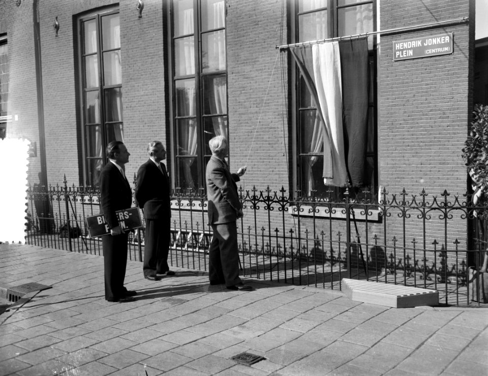 Bickersplein wordt Hendrik Jonkerplein (onthuld door burgemeester), Bestanddeelnr 907-7627