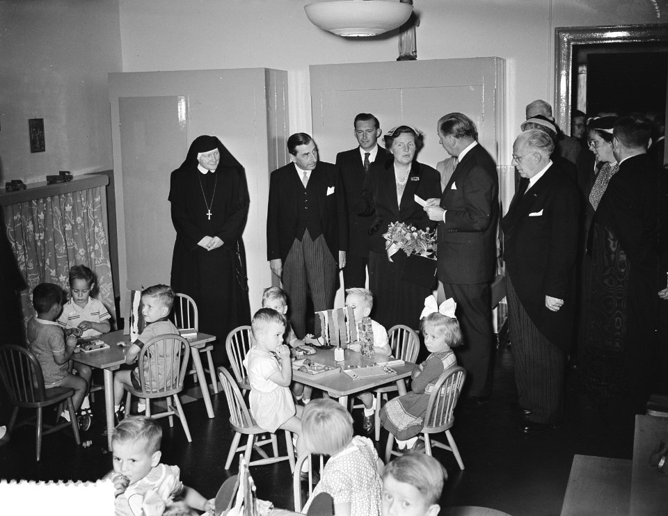 Bezoek koningin Juliana aan het Rooms Katholiek Weeshuis in de Jordaan, Bestanddeelnr 905-9451