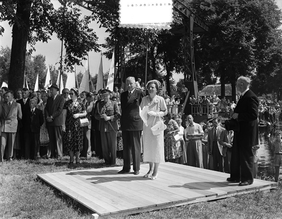 Bezoek koningin Juliana aan kop Overijssel. Bezoek Blauwe Hand, Bestanddeelnr 905-8166