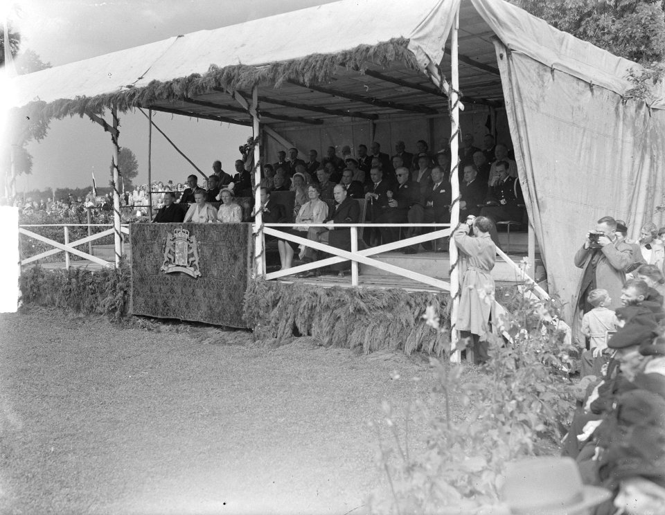 Bezoek koningin Juliana en prins Bernhard aan Gelderland. Kerk-Avezaath (gemeent, Bestanddeelnr 904-0705