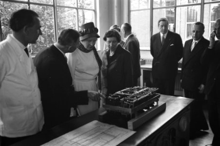 Bezoek Koningin Juliana Zeist en omgeving Koningin Juliana in werkplaats voor m, Bestanddeelnr 912-5521