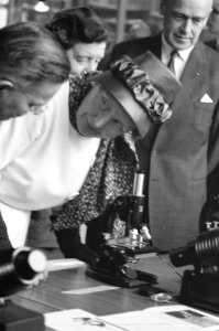 Bezoek Koningin Juliana Zeist en omgeving Koningin Juliana in de Optiek- en Ins, Bestanddeelnr 912-5509