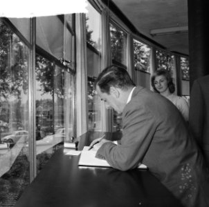 Bezoek Popovic aan Rotterdam Popovic tekent een boek, Bestanddeelnr 912-5342