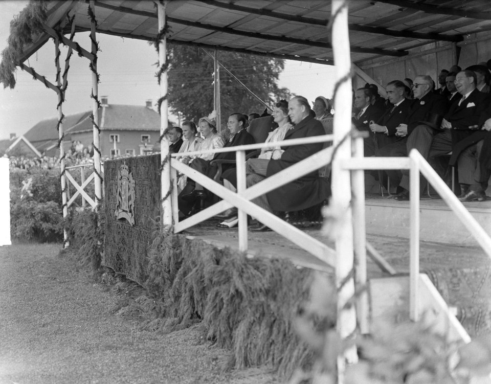 Bezoek koningin Juliana en prins Bernhard aan Gelderland. Kerk-Avezaath (gemeent, Bestanddeelnr 904-0707