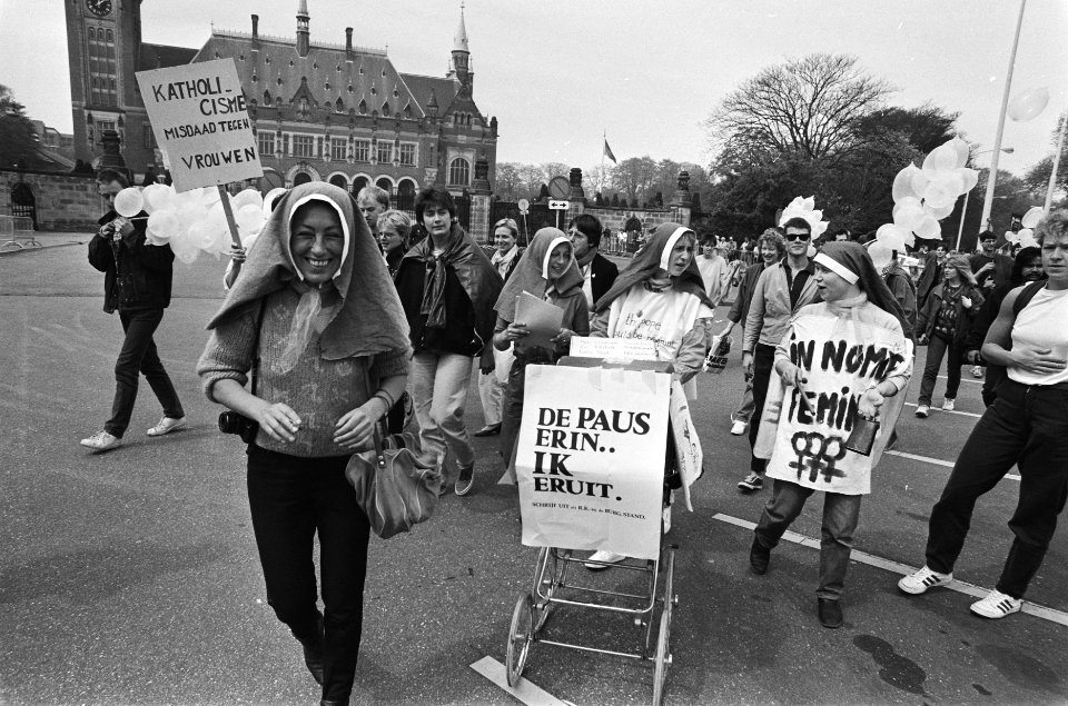 Bezoek Paus Johannes Paulus II aan Nederland demonstranten bij Vredespaleis, Bestanddeelnr 933-3281
