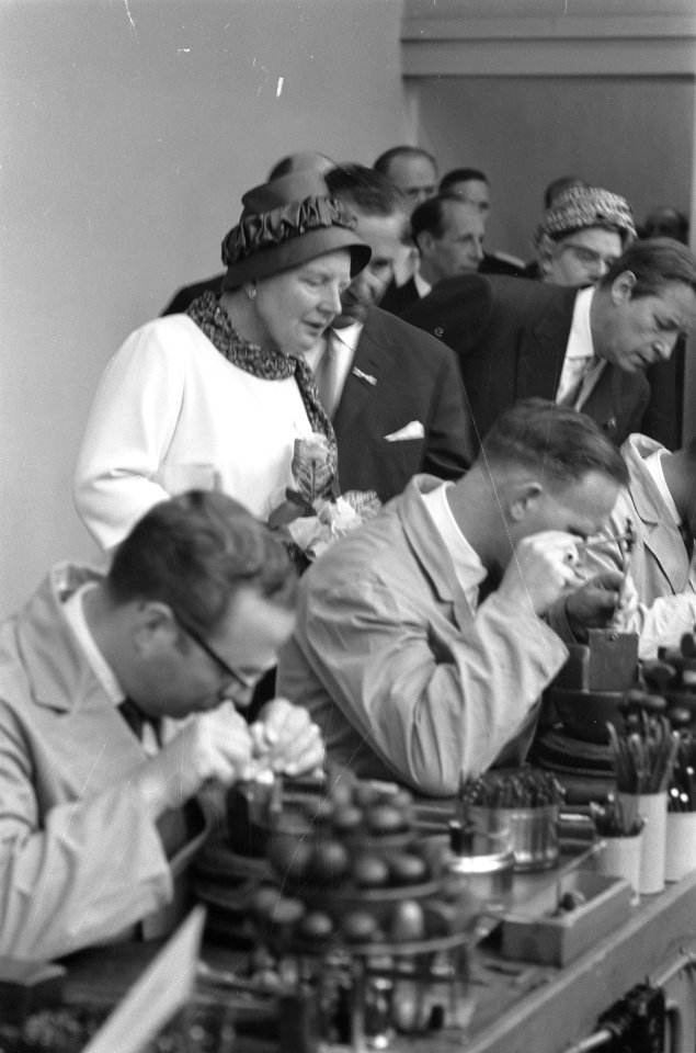 Bezoek Koningin Juliana Zeist en omgeving Koningin Juliana in Optiek- en Instru, Bestanddeelnr 912-5507