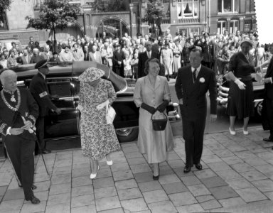 Bezoek Prinses Beatrix aan Amsterdam. Stedelijk Museum. Aankomst vlnr. burgemees, Bestanddeelnr 907-8552