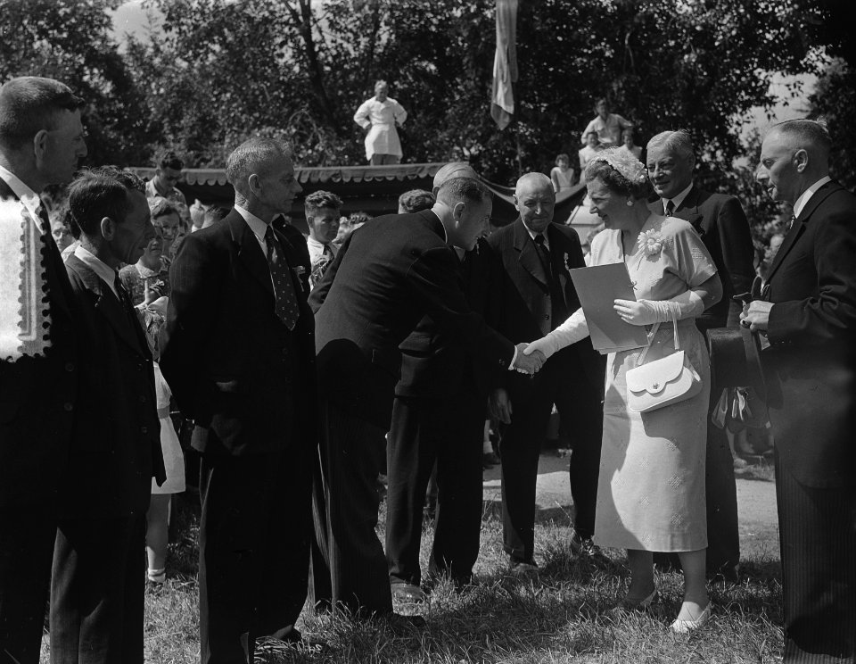 Bezoek koningin Juliana aan kop Overijssel. Bezoek Blauwe Hand, Bestanddeelnr 905-8161