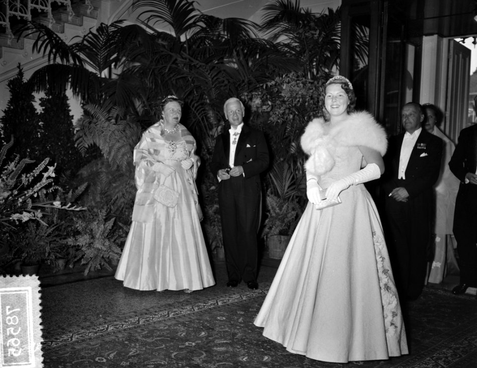 Bezoek Prinses Beatrix aan Amsterdam Bezoek aan Stadsschouwburg Voorstelling L, Bestanddeelnr 907-8565