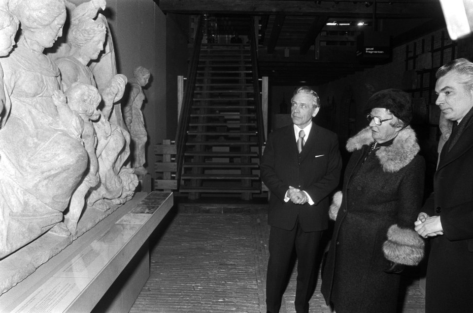 Bezoek Koningin Juliana aan Rotterdam aanbieding tinnen voorwerp aan Hare Majes, Bestanddeelnr 928-4611
