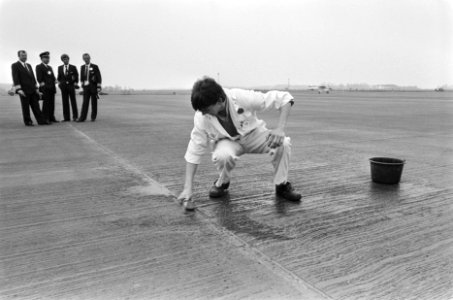 Bezoek Paus Johannes Paulus II aan Nederland plaats waar Paus de grond zal kuss, Bestanddeelnr 933-3245