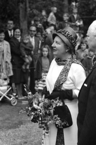 Bezoek Koningin Juliana Zeist en omgeving Koningin Juliana in speeltuin Den Dol, Bestanddeelnr 912-5508