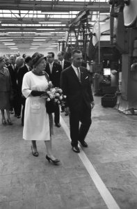 Bezoek Koningin Juliana Zeist en omgeving Koningin Juliana in Optiek- en Instru, Bestanddeelnr 912-5512