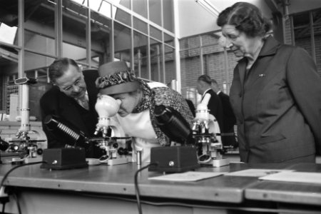 Bezoek Koningin Juliana Zeist en omgeving Koningin Juliana in Optiekfabriek, Bestanddeelnr 912-5522