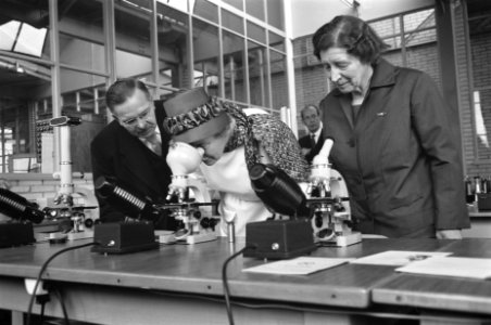 Bezoek Koningin Juliana Zeist en omgeving Koningin Juliana in een Optiekfabriek, Bestanddeelnr 912-5516