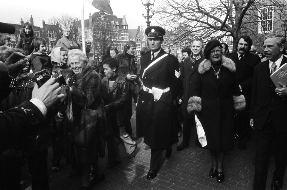 Bezoek Koningin Juliana aan Rotterdam Hare Majesteit rechtsachter burgemeester , Bestanddeelnr 928-4607