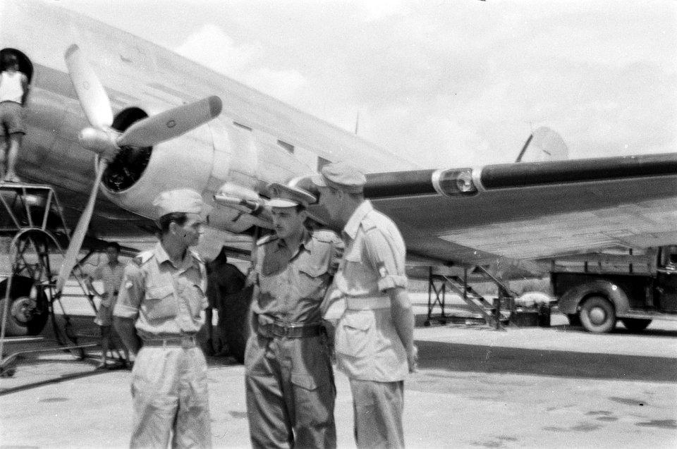 Bezoek van generaal-majoor Sas aan de U-Brigade. Drie militairen voor een vlie, Bestanddeelnr 480-3-10