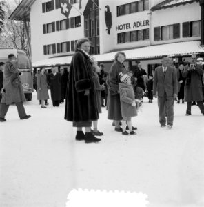 Bezoek Koninklijk gezin aan Grindelwald, aankomst, Bestanddeelnr 906-2172