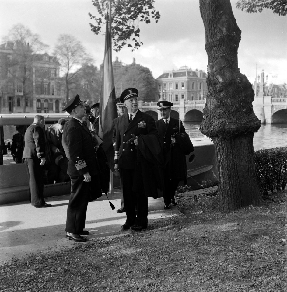 Bezoek van admiraal Hewitt aan Nederland. Links vooraan de commandant Zeemacht v, Bestanddeelnr 900-9231