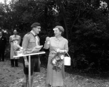 Bezoek van koningin Juliana aan invalide padvinders in het Amsterdamse Bos, Bestanddeelnr 909-8783