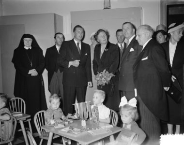 Bezoek koningin Juliana aan het Rooms Katholiek Weeshuis in de Jordaan, Bestanddeelnr 905-9449